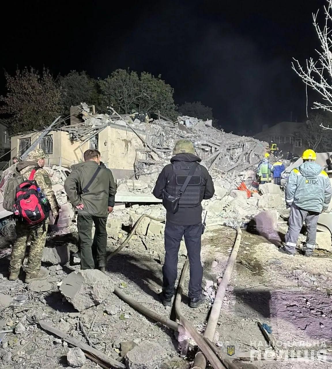 У Дніпрі з-під уламків після ракетного удару врятували людину: є постраждалі діти.