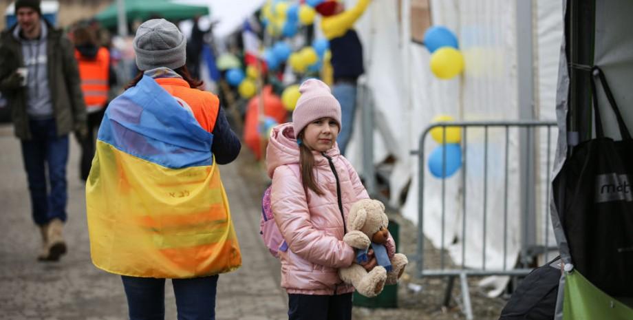 Повернутися до окупації, виїхати до РФ чи Європи: який вибір залишили влади для переселенців в Україні.