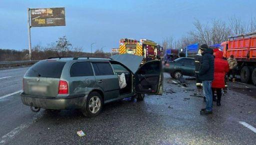 На Харківщині сталася аварія за участю трьох автомобілів та вантажівки: одна особа отримала травми.