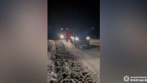 На Харківщині водіям допомогли вибратися зі снігового замету.