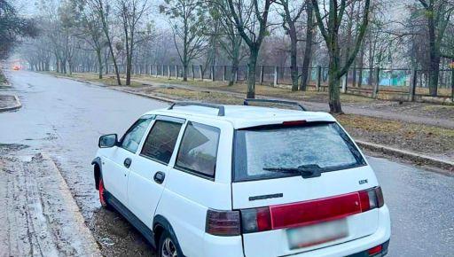 В Харькове нетрезвый водитель ВАЗа столкнулся с припаркованным автомобилем.