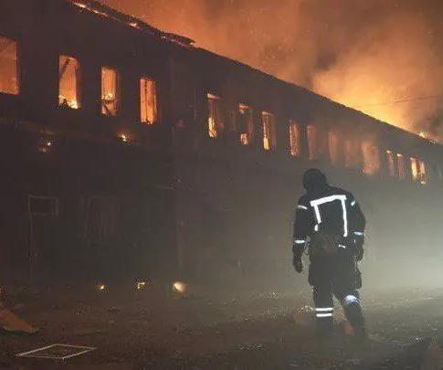 В Харькове произошел крупный пожар после удара вражеской ракеты.