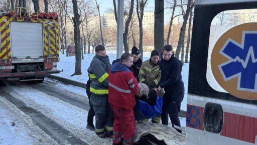 В Харькове парамедики эвакуировали женщину, чей вес превышал 200 кг.